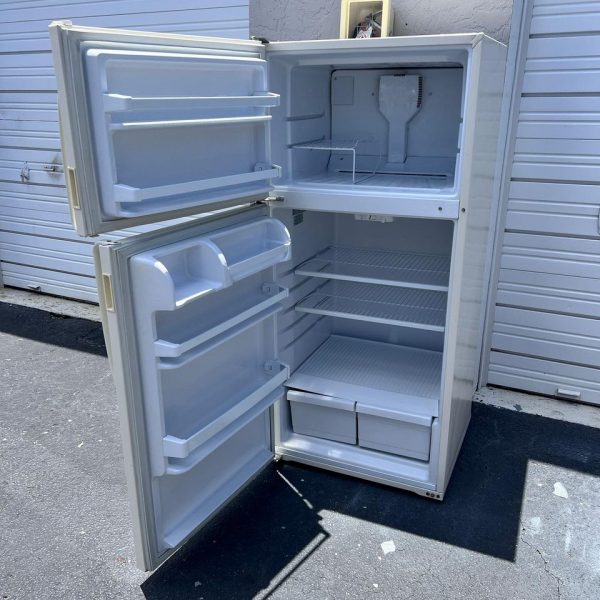 Estate Top and Bottom Refrigerator - Image 4