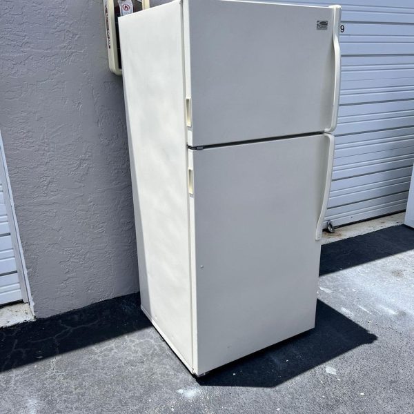 Estate Top and Bottom Refrigerator - Image 3