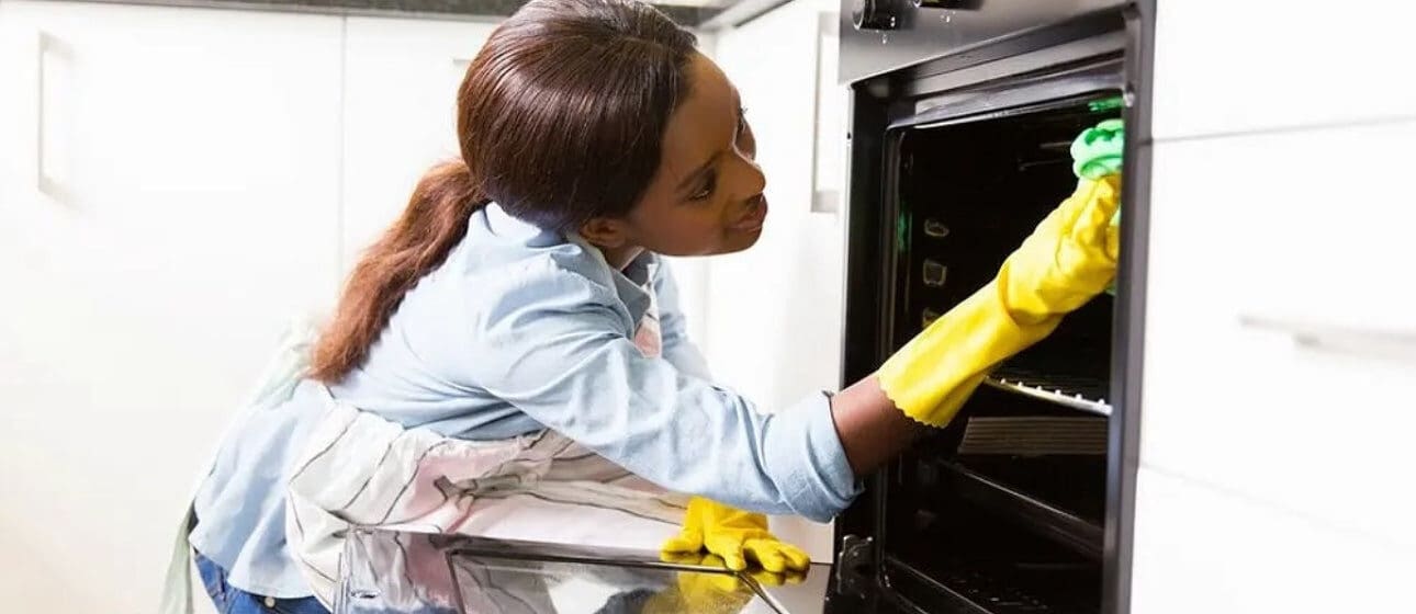 Keep your oven shining in two steps